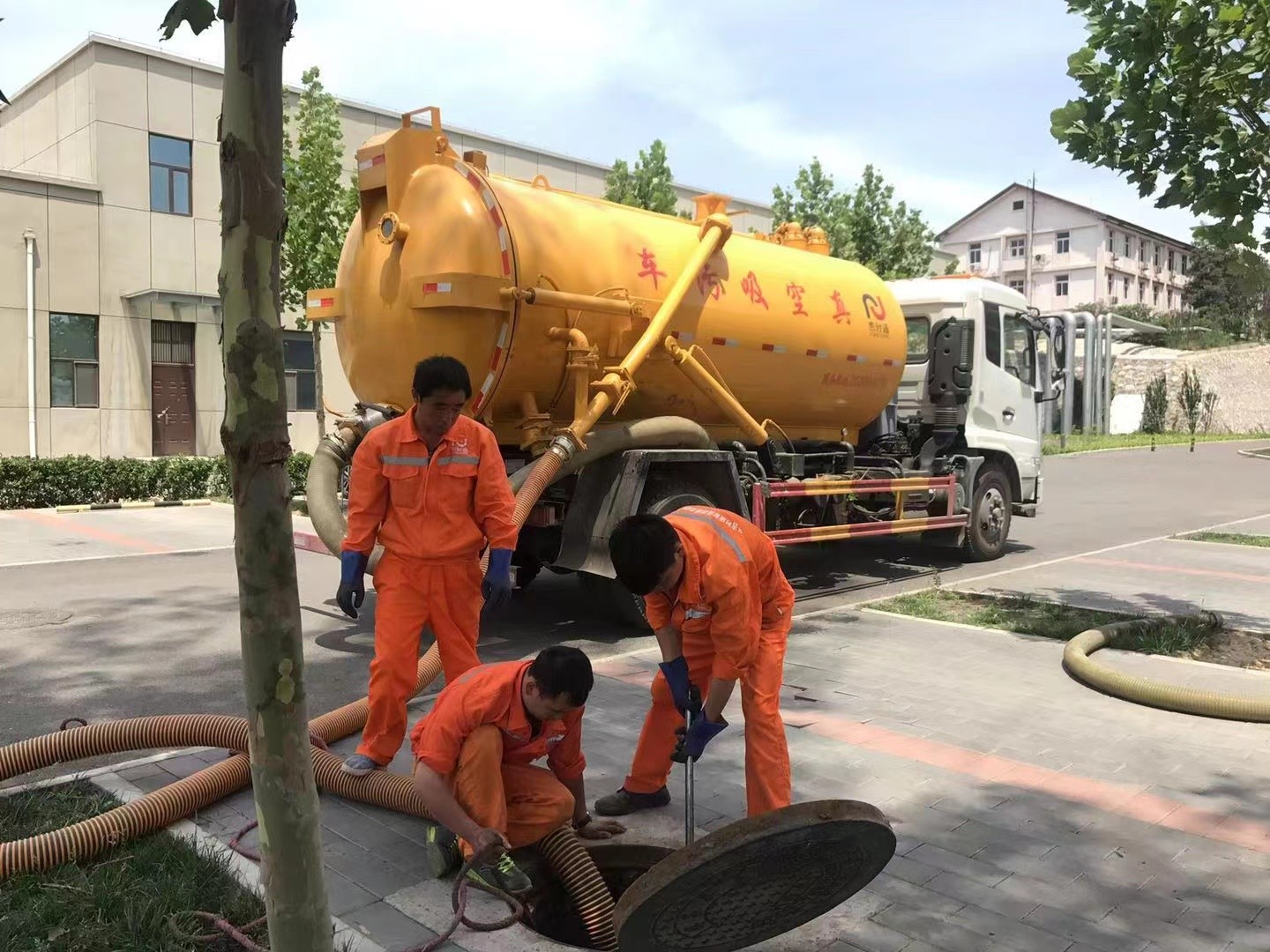 双滦管道疏通车停在窨井附近