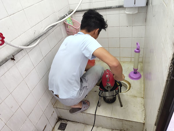 双滦管道堵塞冒臭气 专业师傅现场解决问题