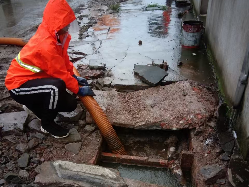 双滦专业清理污水池 炜誉市政以规范流程守护城市 “肠道”